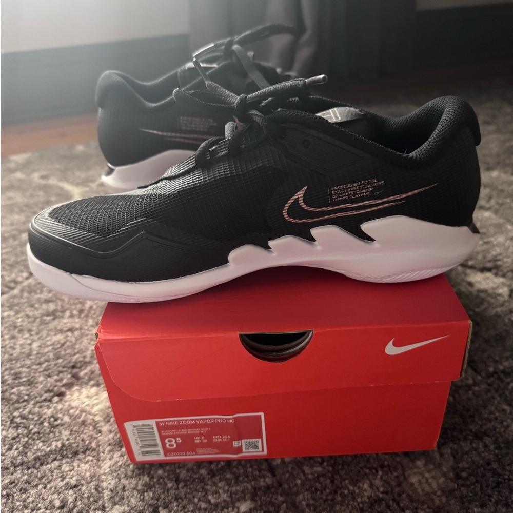 Women’s tennis court Nike Zoom Vapor Pro HC in Black and White